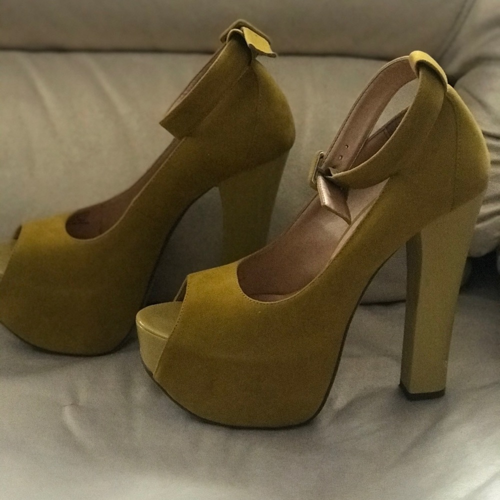 Luichiny Platform Yellow 6” Heel Ankle Strap Shoes